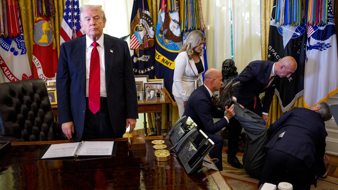 Donald Trump | Standing | Oval Office | Fainted Person